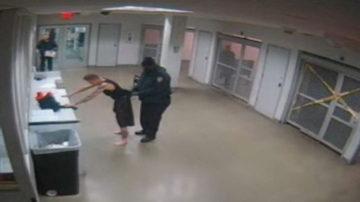 Βίντεο: Ο Μπίμπερ γυμνός σε αστυνομικό τμήμα!