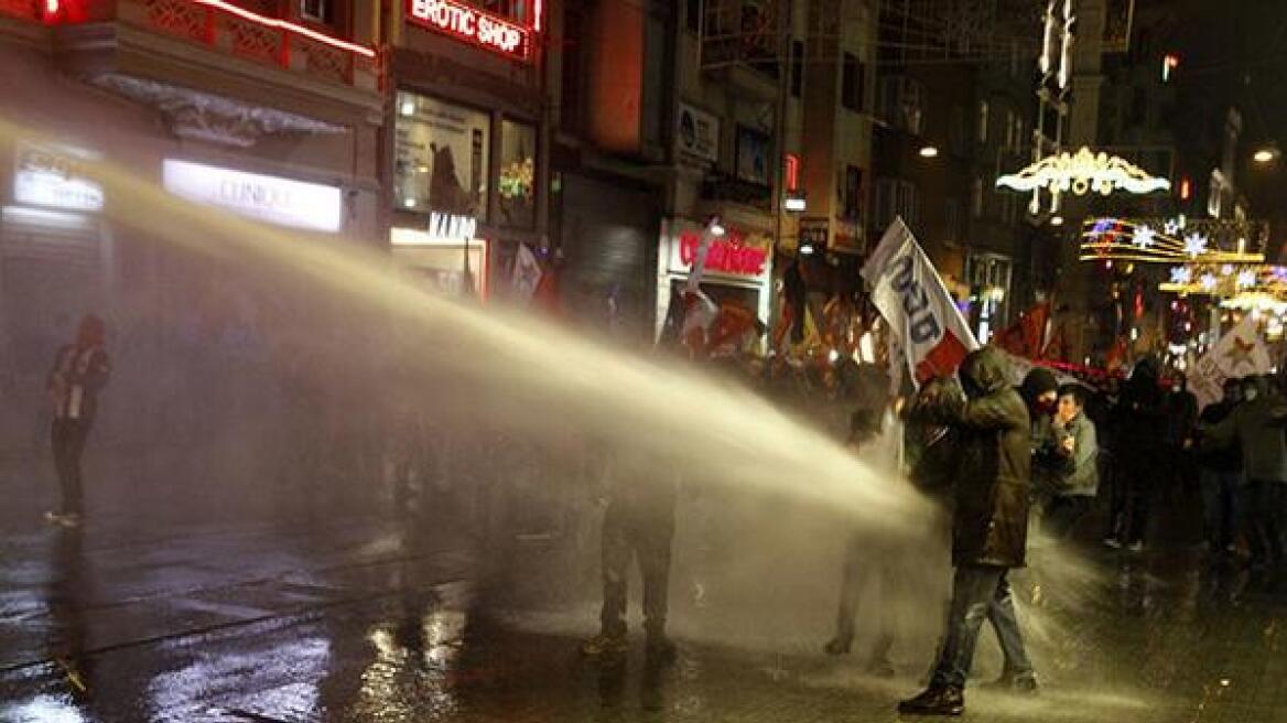 Τουρκία: Επεισόδια μεταξύ διαδηλωτών και αστυνομίας για το νόμο – φίμωτρο 