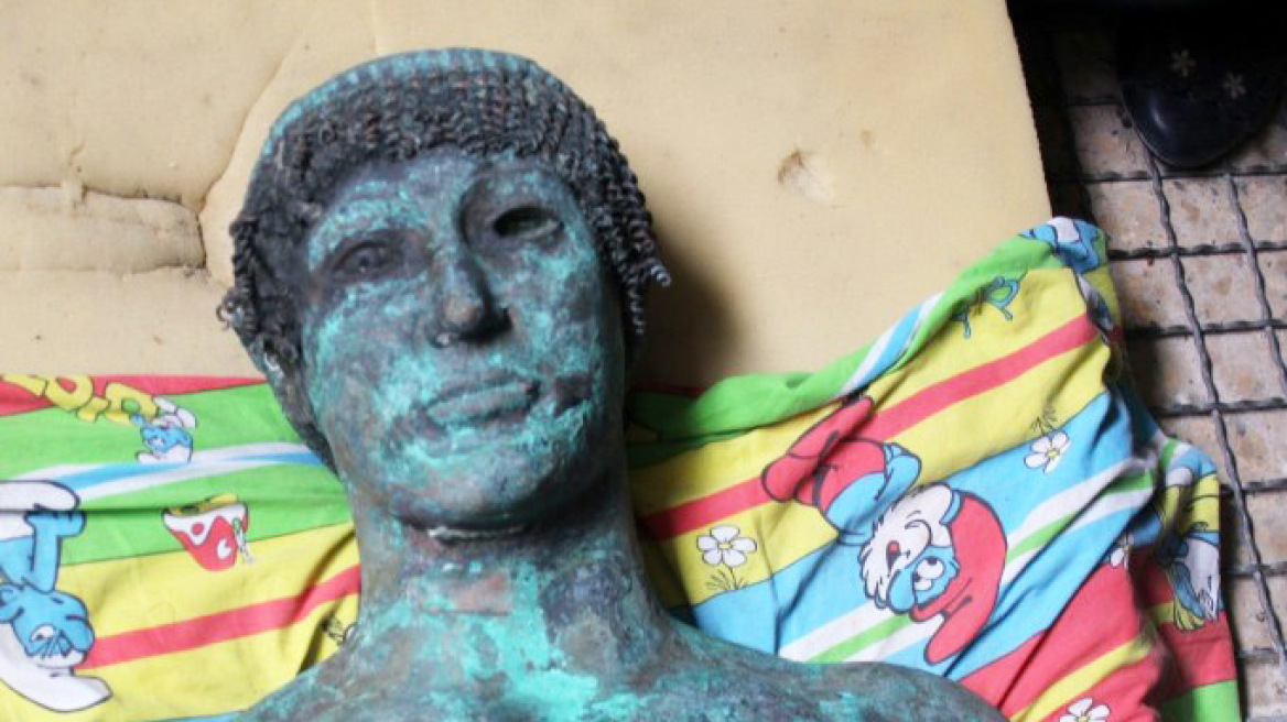 Γάζα: Σπάνιο άγαλμα του θεού Απόλλωνα ανακαλύφθηκε στη θάλασσα και κατασχέθηκε