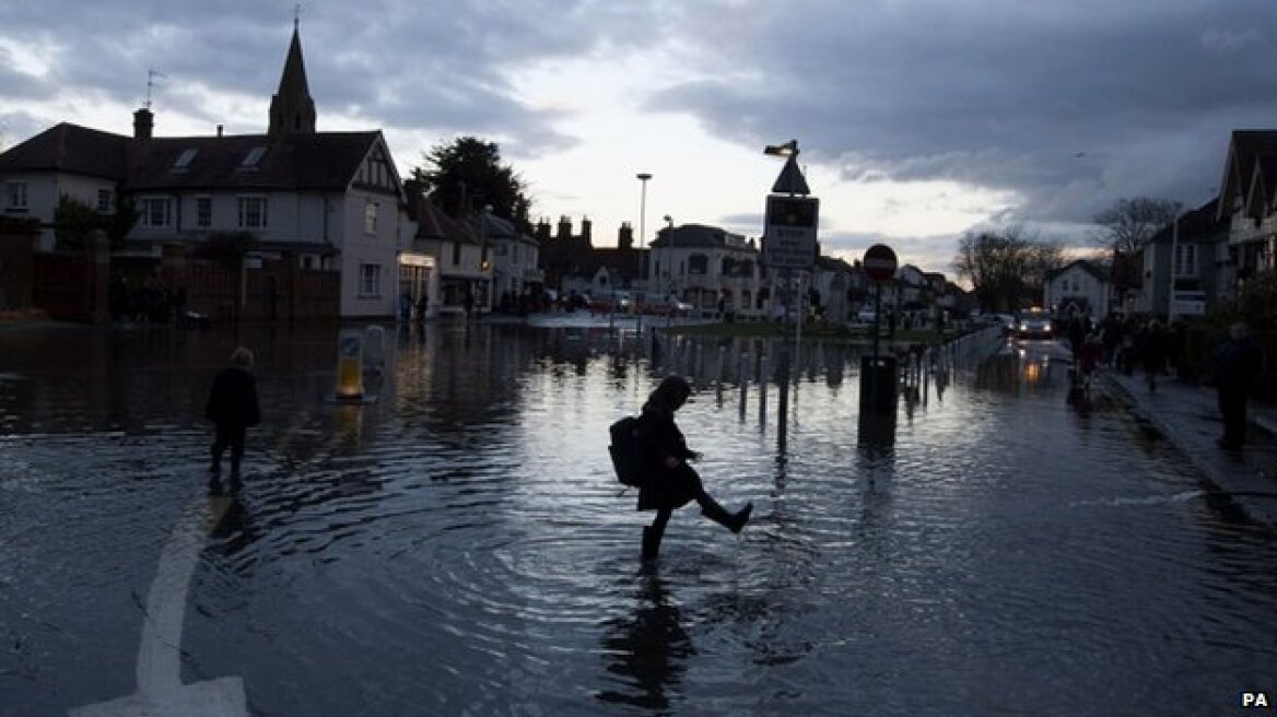 Βρετανία: Στις παρυφές του Λονδίνου οι πλημμύρες