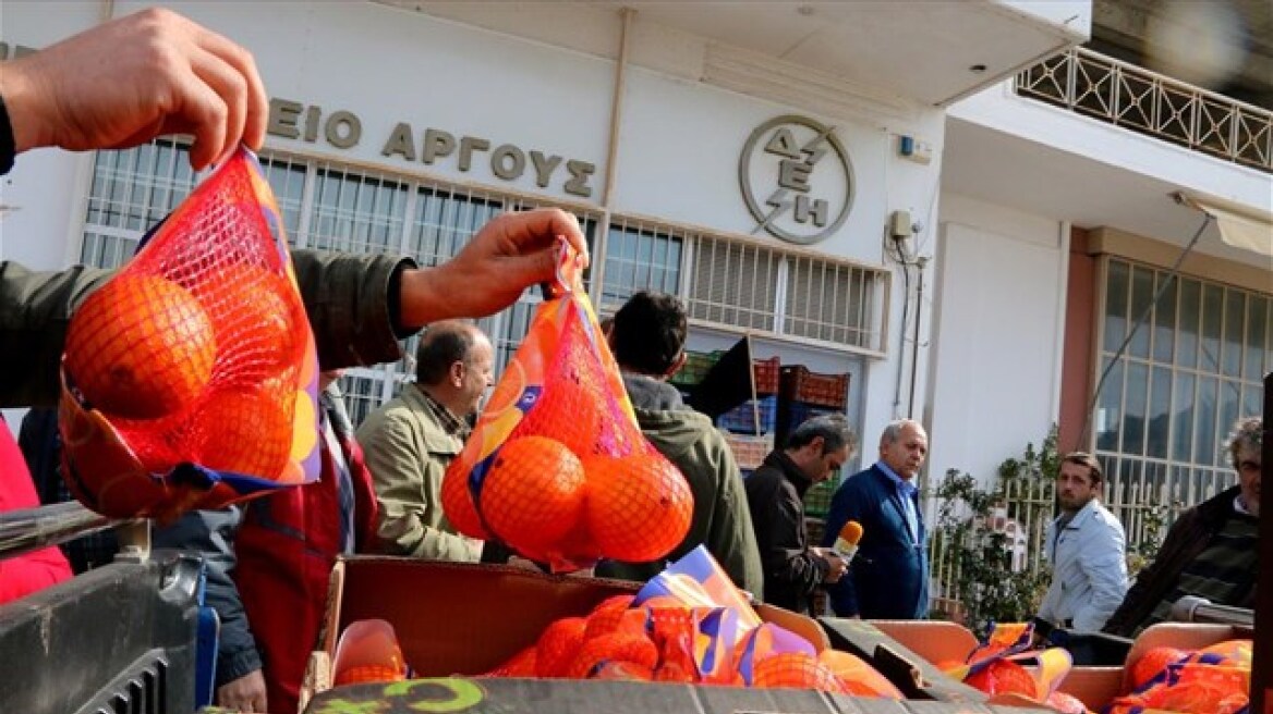 Αργολίδα: «Έχτισαν» την είσοδο των γραφείων της ΔΕΗ με πορτοκάλια