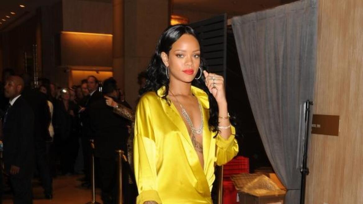 Η Rihanna λέει ότι την «έγδυσε» ο λογιστής της
