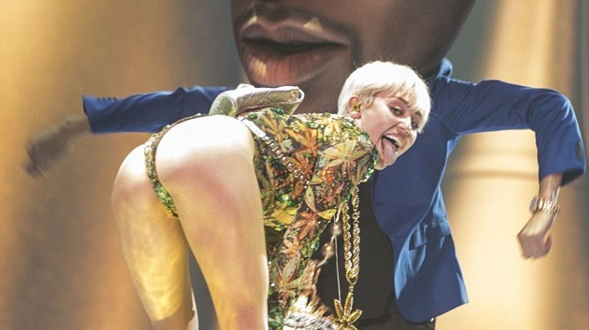 Miley Cyrus: Βγάζει πάλι γλώσσα, δείχνει ξανά οπίσθια