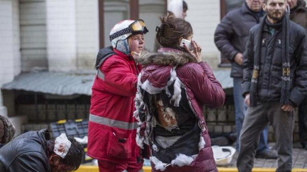 Σοκάρει νέα φωτογραφία από το Κίεβο: Δείτε την καμμένη πλάτη διαδηλώτριας