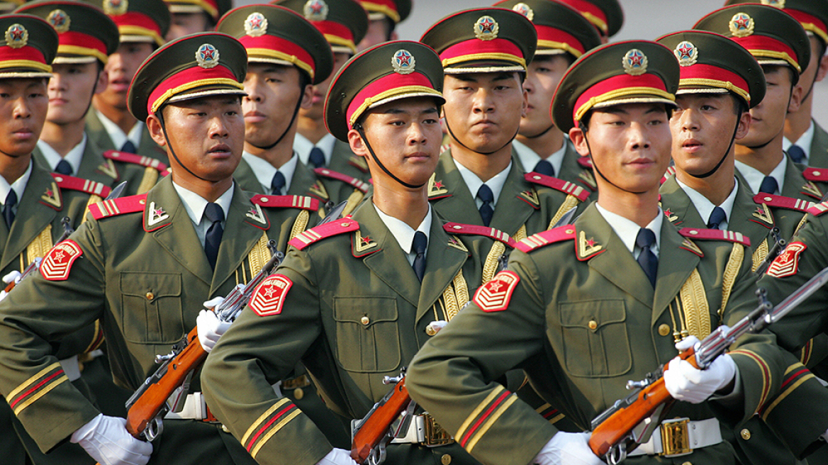 Απίστευτο: Οι Κινέζοι στρατιώτες δεν χωράνε στα άρματα μάχης!