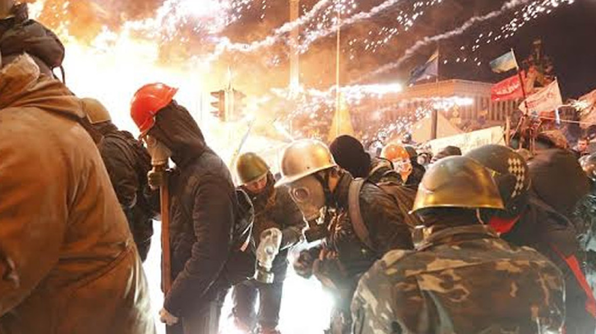 Κίεβο: Στα οδοφράγματα και απόψε οι διαδηλωτές
