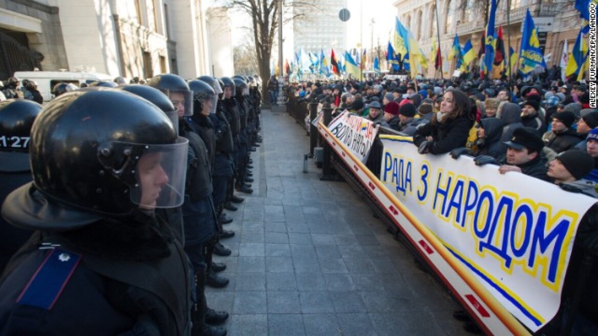 Βίντεο: Ουκρανοί αστυνομικοί παραδίδουν τα όπλα και αποχωρούν ντροπιασμένοι