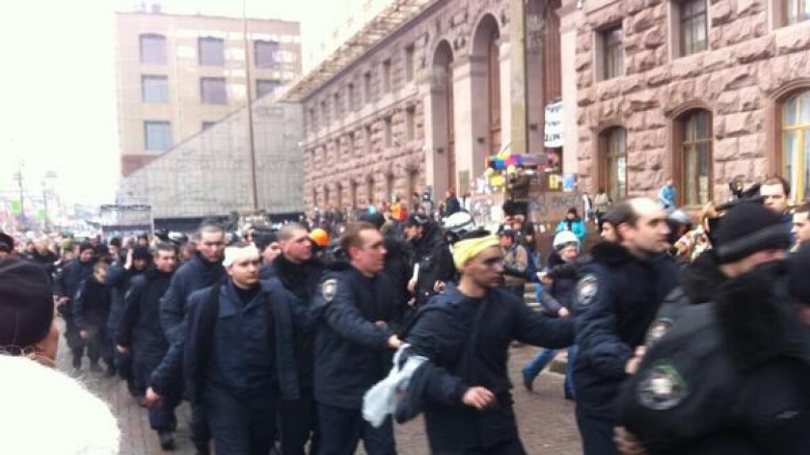 Ουκρανία: Δεκάδες αστυνομικοί όμηροι των διαδηλωτών 