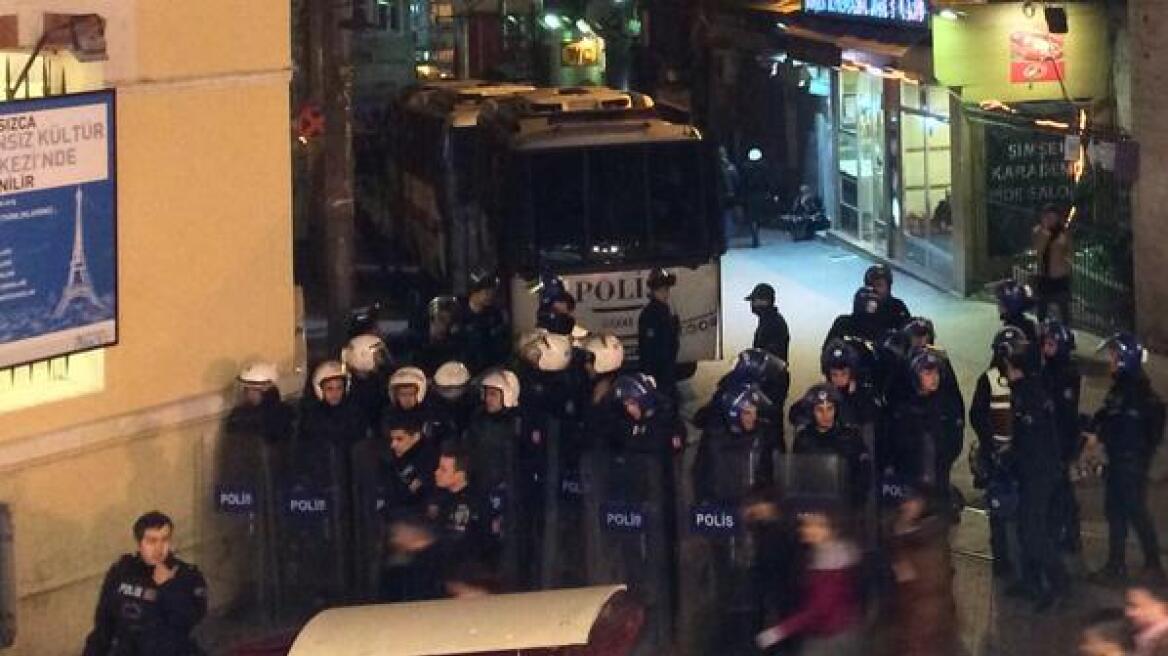 Κωνσταντινούπολη: Με δακρυγόνα απώθησε χιλιάδες διαδηλωτές η αστυνομία