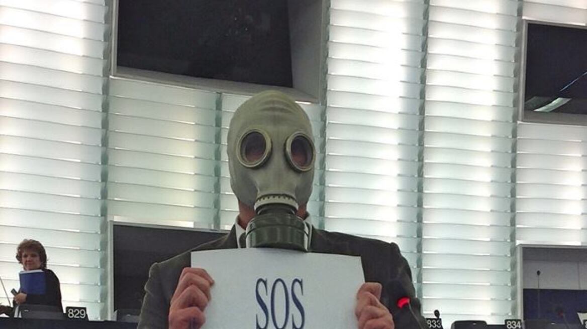 Ποιος εμφανίστηκε με... αντιασφυξιογόνο μάσκα στο Ευρωκοινοβούλιο;
