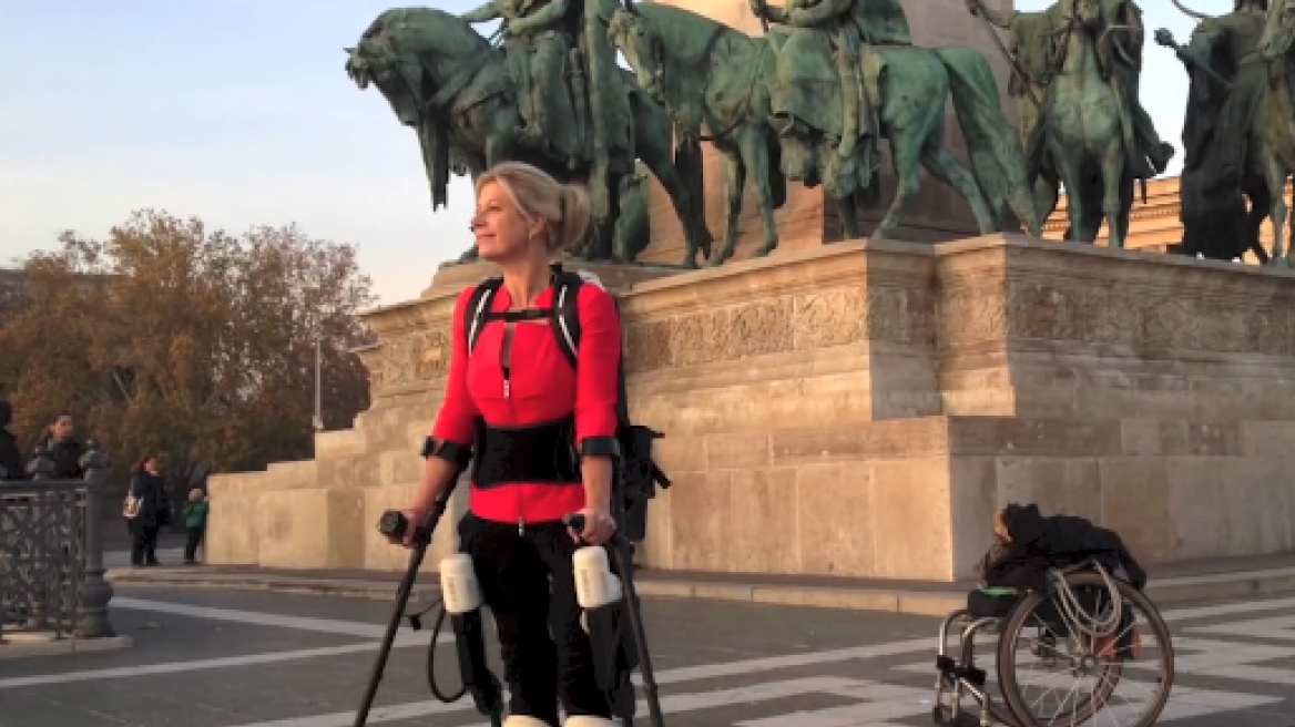 Βίντεο: Ανάπηρη γυναίκα περπατά ξανά με τη βοήθεια 3D ρομποτικού μηχανισμού!