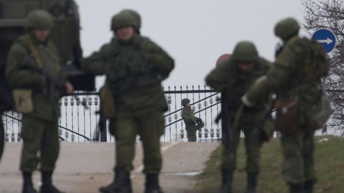  Υπό πολιορκία βάση πεζοναυτών από ενόπλους στην Κριμαία