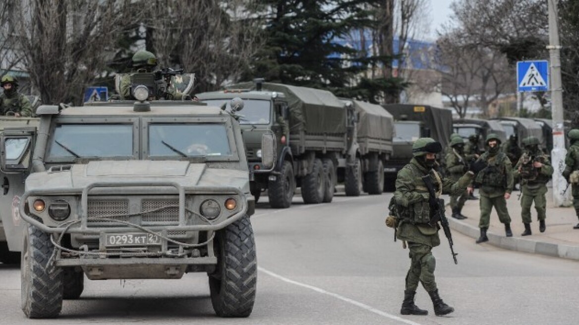 Ρώσοι στρατιώτες πήραν όπλα από στρατιωτικές εγκαταστάσεις στην Κριμαία