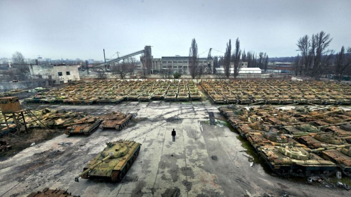 Δείτε φωτογραφίες από «νεκροταφείο» τεθωρακισμένων στην Ουκρανία