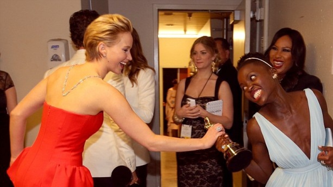 Jennifer Lawrence: Προσπάθησε να... κλέψει το χρυσό αγαλματάκι από τη Lupita Nyong'o
