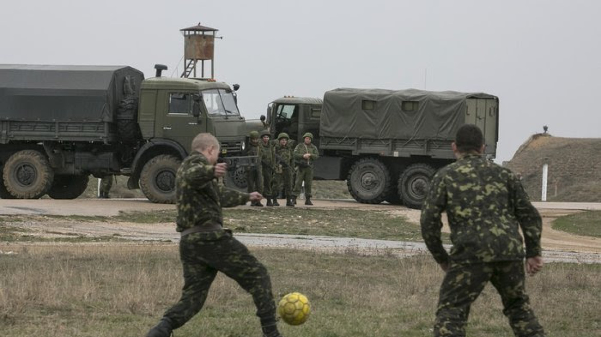 Kριμαία: Ουκρανοί στρατιώτες παίζουν ποδόσφαιρο μπροστά στα ρωσικά στρατεύματα