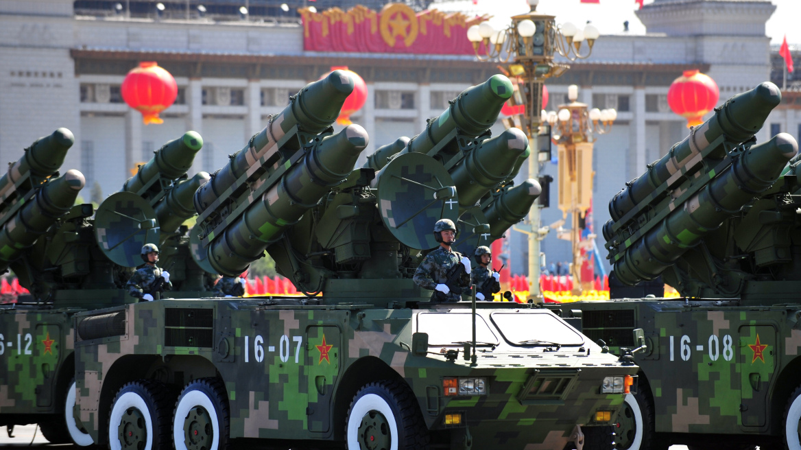 Το Πεκίνο αυξάνει τις στρατιωτικές του δαπάνες και προκαλεί ανησυχία στην περιοχή