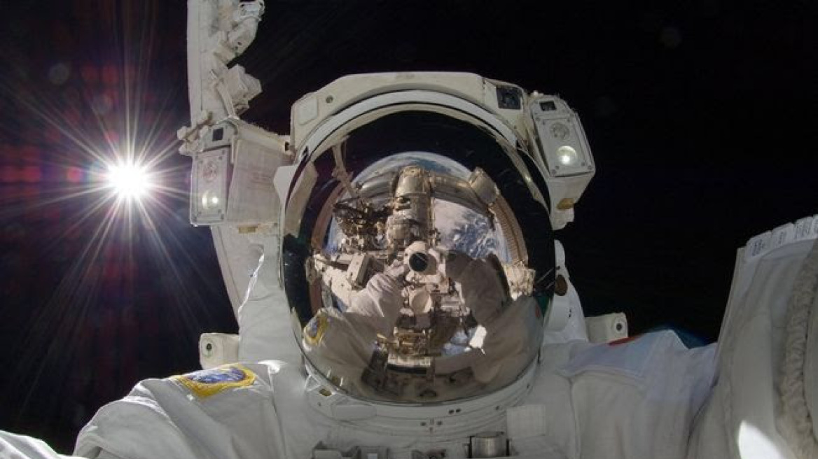 Selfies: Η φωτογραφική μανία «χτύπησε» πιλότους μαχητικών και αστροναύτες