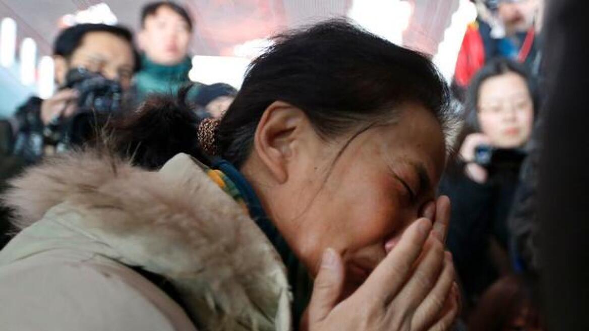Ωρες αγωνίας για τους 239 των «Malaysian Airlines»: Καταρρέουν οι συγγενείς στο αεροδρόμιο