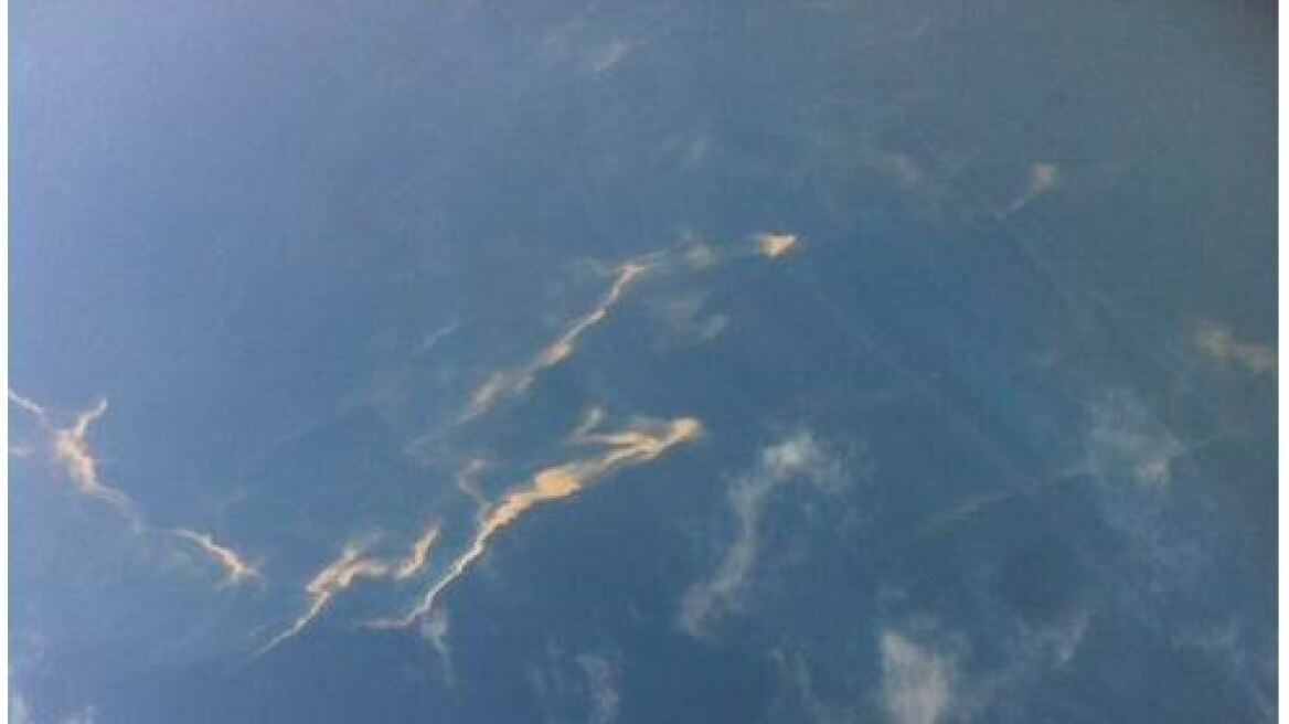 Δείτε φωτογραφία της πετρελαιοκηλίδας από το Boeing της Malaysia