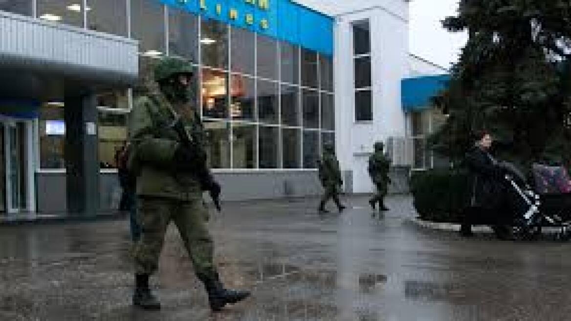 Ένοπλοι κατέλαβαν άλλο ένα στρατιωτικό αεροδρόμιο στην Κριμαία