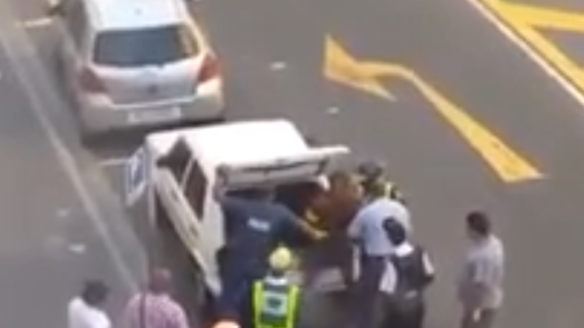 Βίντεο: Νοτιοαφρικανοί αστυνομικοί κακοποιούν νεαρό στη μέση του δρόμου