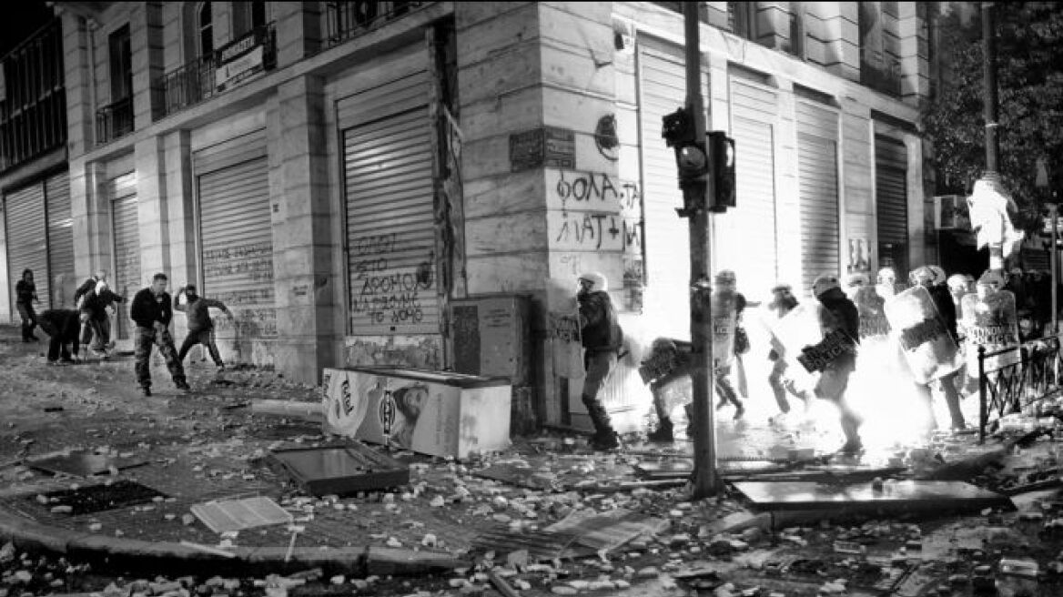  Βγαίνουμε Αθήνα-«Η Ελλάδα της κρίσης σε φωτογραφίες» στο Public