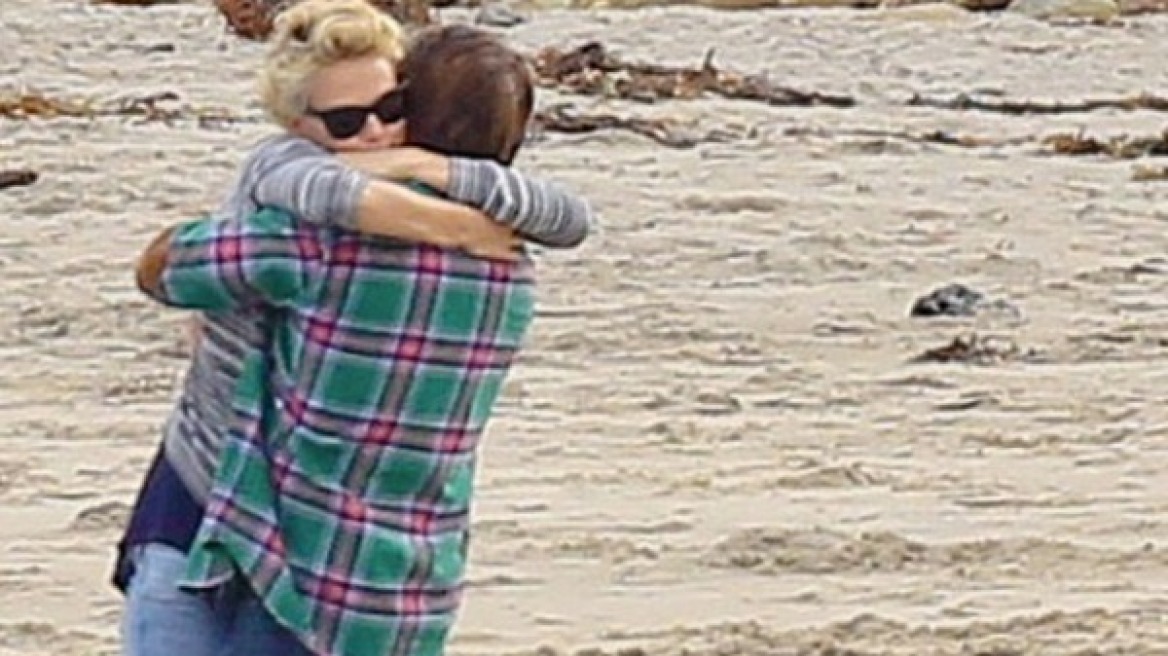 Charlize Theron-Sean Penn: Αγκαλιές και φιλιά σε παραλία της Καλιφόρνια