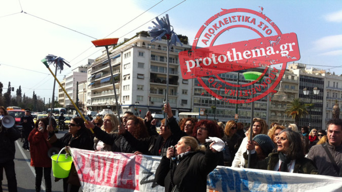 Καθηγητές αλυσοδέθηκαν μπροστά στη Βουλή - 24ωρη απεργία της ΑΔΕΔΥ