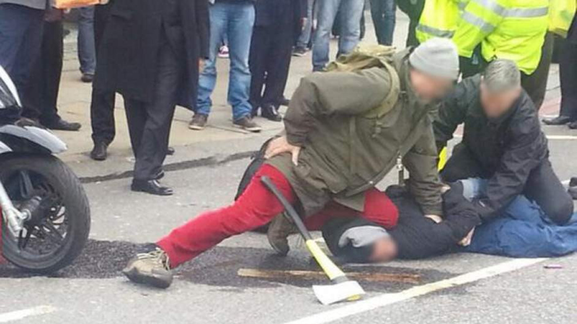 Λονδίνο: Περαστικός συνέλαβε ληστή που κρατούσε... τσεκούρι!