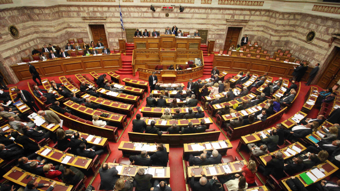Βουλή: Με διαφοροποιήσεις και αρκετές απουσίες ψηφίστηκε η κατάργηση 22 φορέων