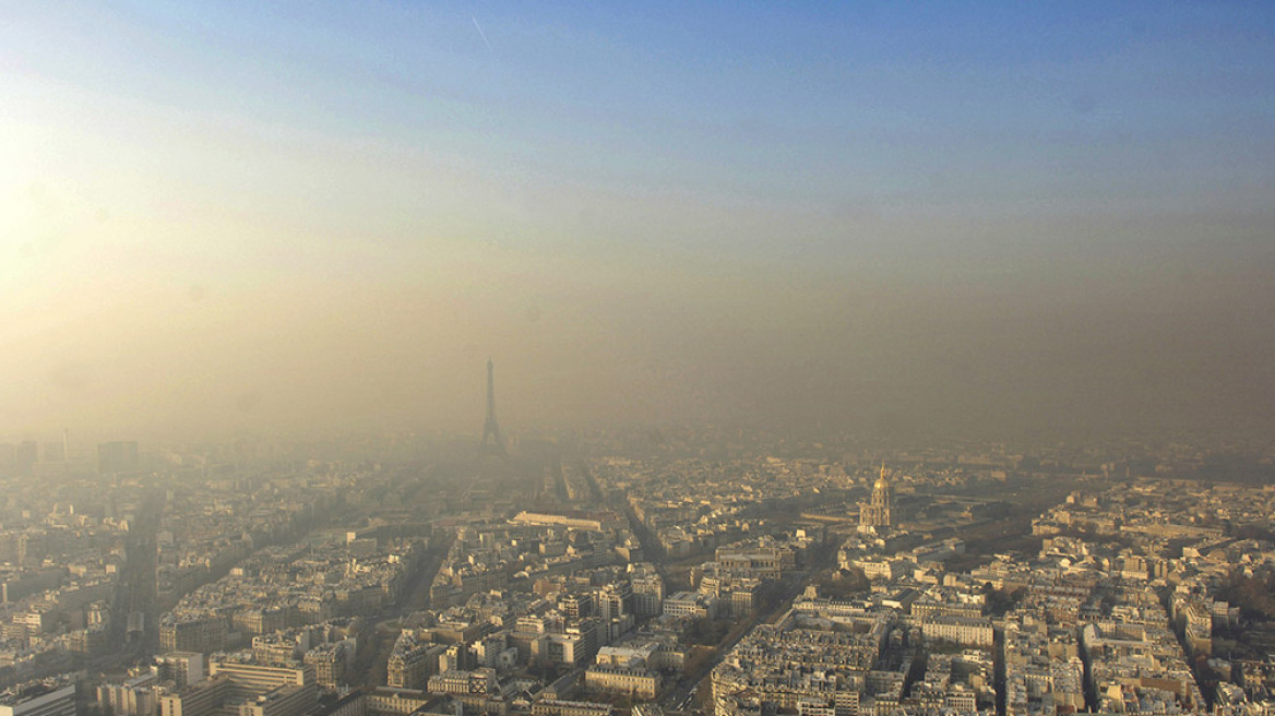 Παρίσι: H «Πόλη του Φωτός» έγινε... Πεκίνο