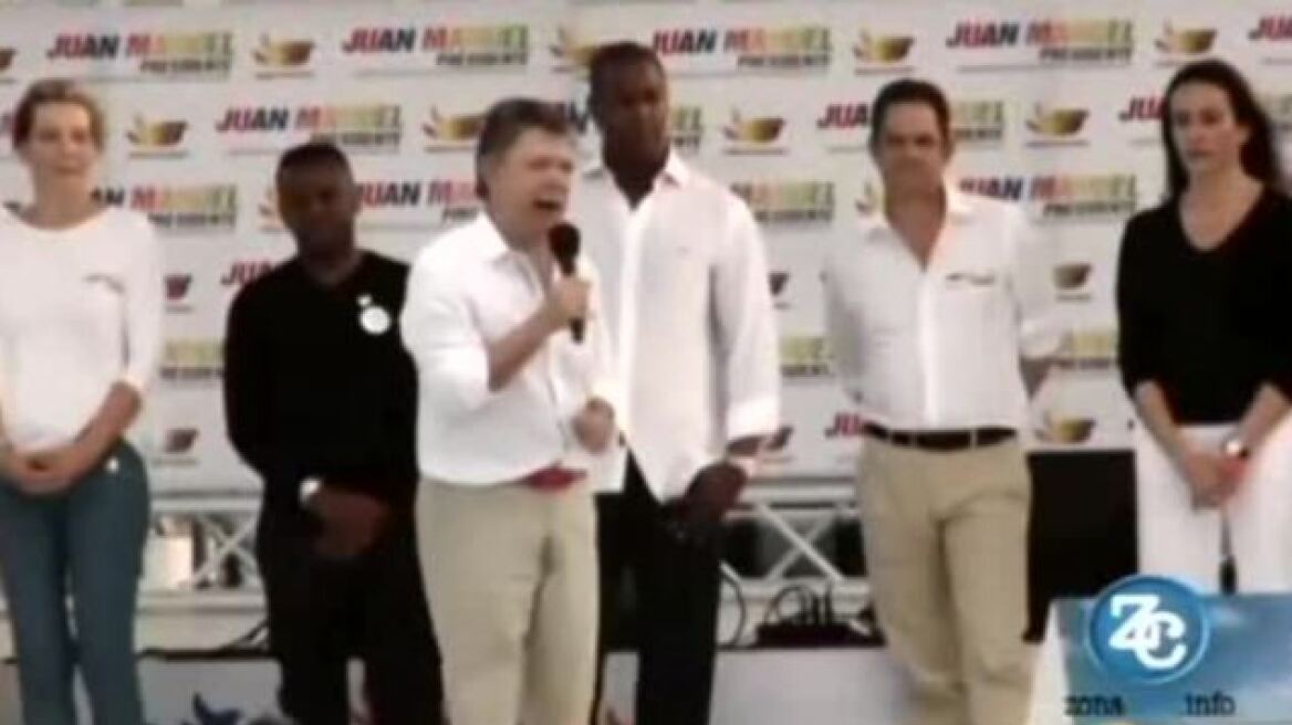 Βίντεο: Ο Κολομβιανός πρόεδρος «βράχηκε», ενώ μιλούσε δημόσια!