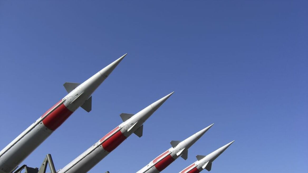 Β. Κορέα: Εκτόξευση 30 πυραύλων μικρού βεληνεκούς