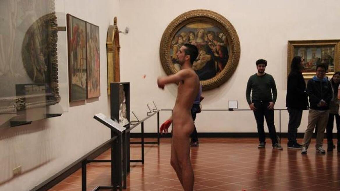 Ιταλία: Γυμνός άνδρας θαυμάζει έργο του Μποτιτσέλι