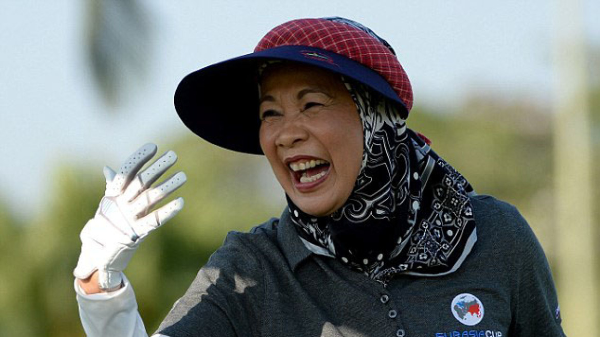 Στον κόσμο της η βασίλισσα της Μαλαισίας: Ολοι ψάχνουν το Boeing και εκείνη παίζει γκολφ