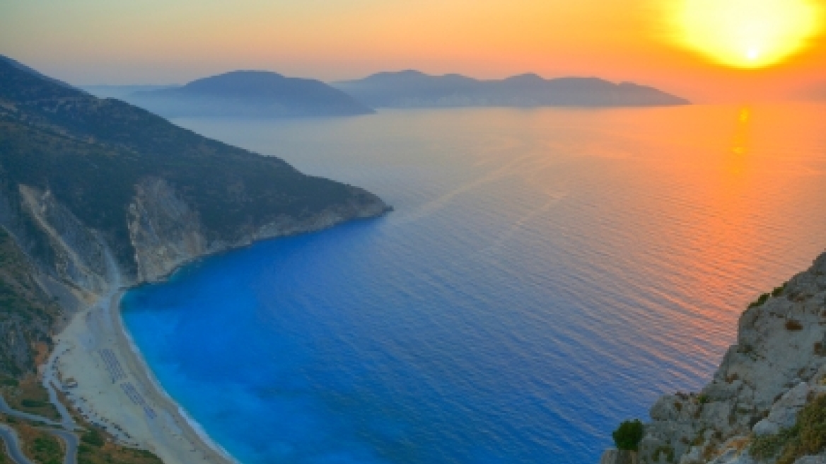 Bloomberg: Νέο ρεκόρ αναμένεται να καταρρίψει ο ελληνικός τουρισμός 