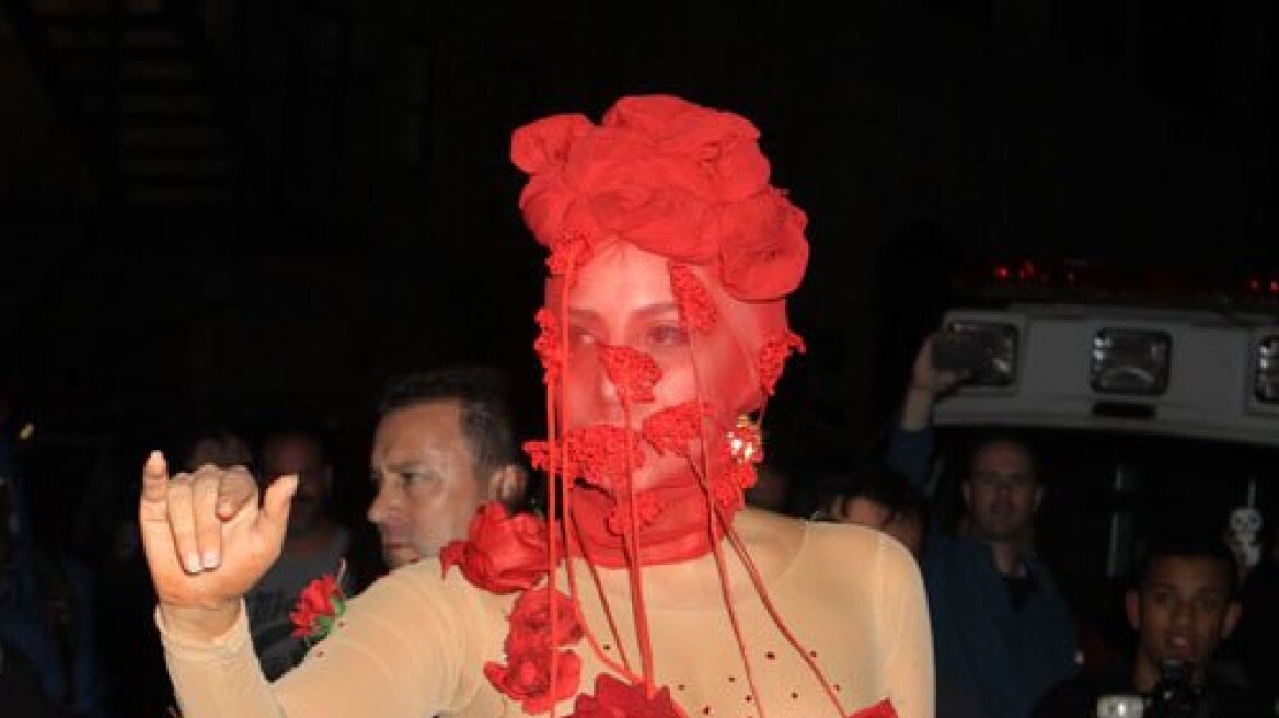 Lady Gaga: Ντύθηκε τριαντάφυλλο στα γενέθλιά της 