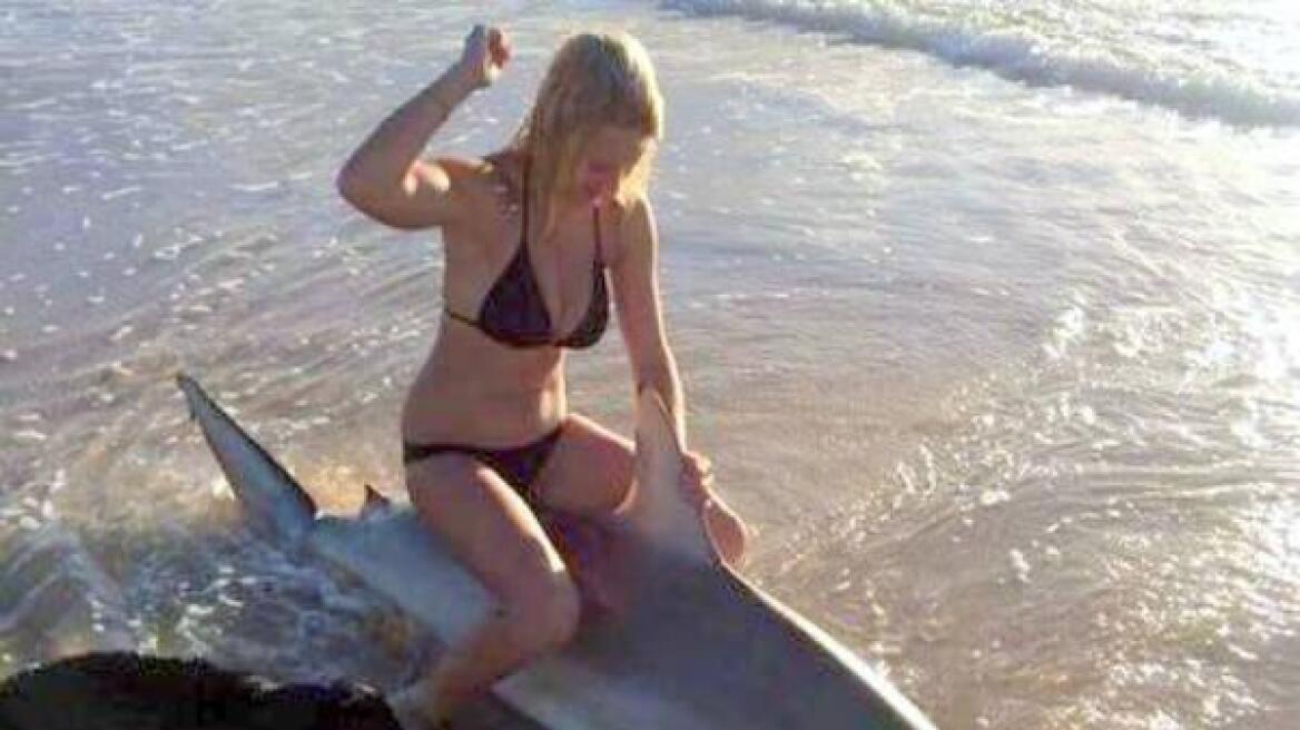 Αυστραλία: Αντιδράσεις για τη φωτογραφία έφηβης που ποζάρει πάνω σε νεκρό καρχαρία
