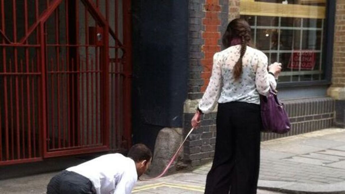 Λονδίνο: Γυναίκα έβγαλε βόλτα άντρα με το... λουρί του σκύλου!