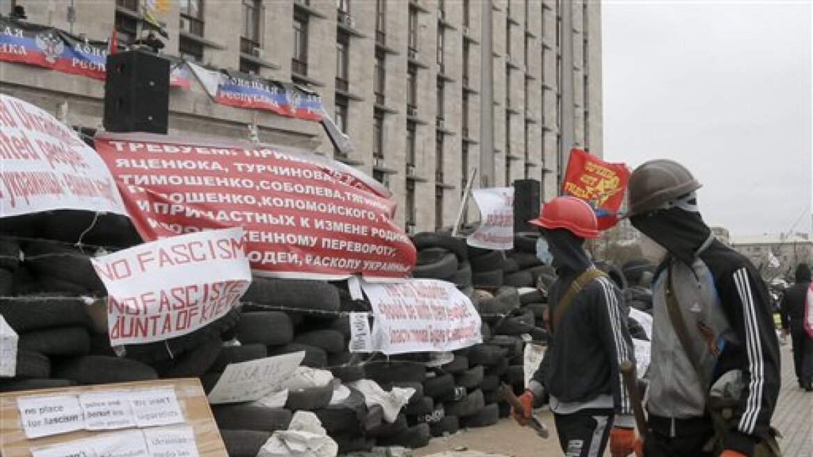 Ουκρανία: Συνεχίζουν την κατάληψη στα δημόσια κτίρια οι φιλορώσοι διαδηλωτές 