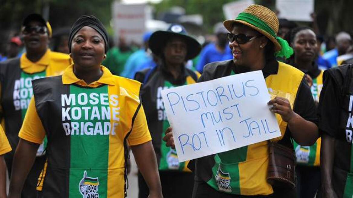 Ν. Αφρική: Διαδηλώσεις γυναικών κατά του Πιστόριους