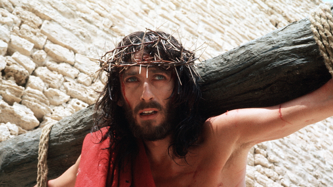 Ο «Ιησούς από τη Ναζαρέτ» καπνίζει και πίνει πάνω στο Σταυρό!