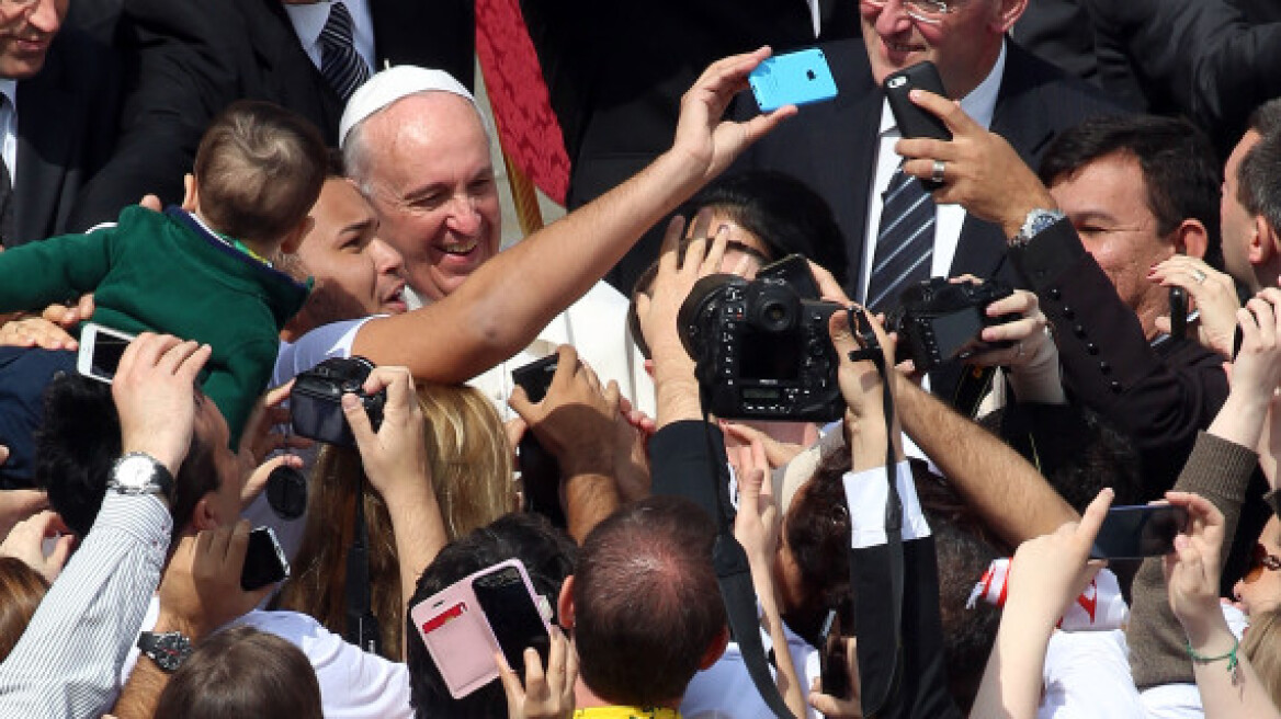Ο πάπας Φραγκίσκος «τρελαίνεται» για selfie!