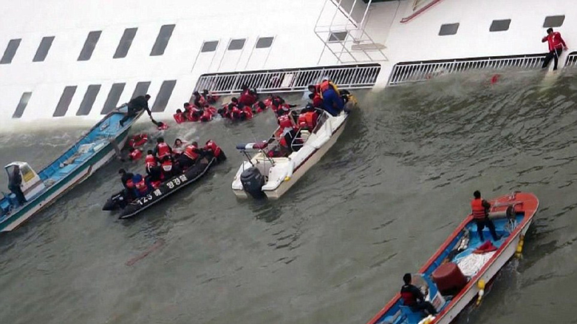 South Korea ferry: 300 missing as ship sinks