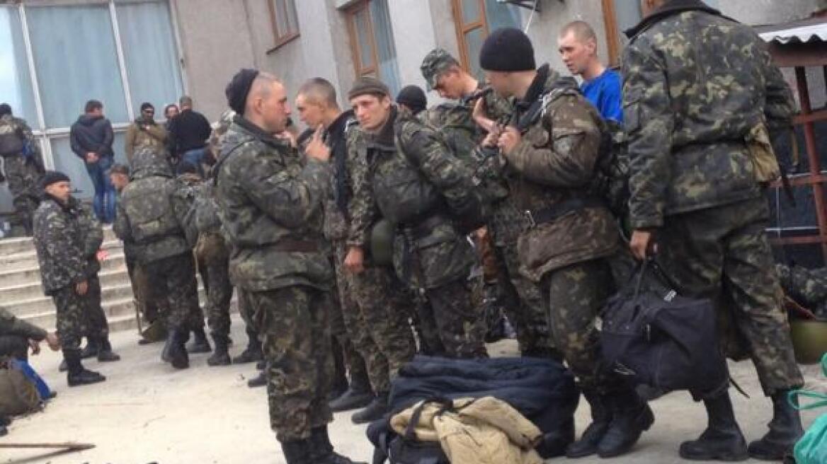 Ουκρανοί στρατιώτες αποσύρονται από το Σλαβιάνσκ - Εγκαταλείπουν τα τεθωρακισμένα τους