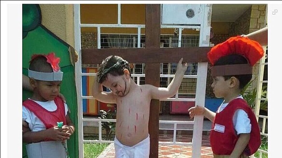 Δείτε φωτογραφία με μικρά παιδιά να αναπαριστούν την Σταύρωση που έκανε θραύση στο Διαδίκτυο