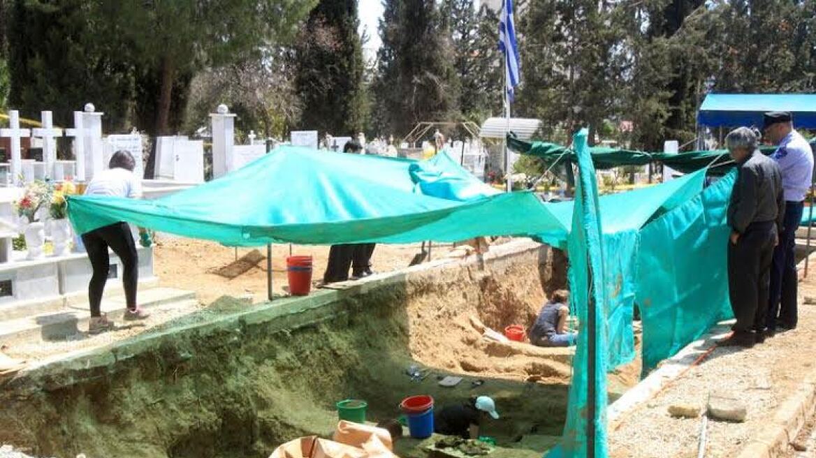 Κύπρος 1974: Στους τάφους με τα πυρομαχικά οι νεκροί καταδρομείς του πραξικοπήματος 
