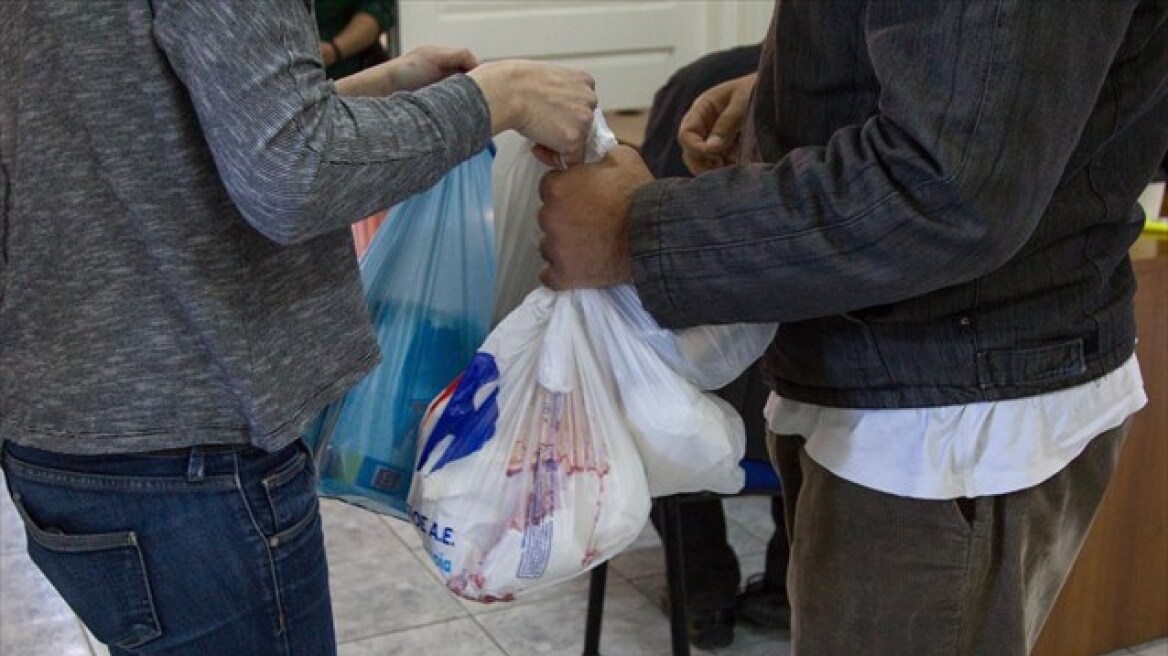 Δήμος Αθηναίων: Μοίρασε 3.850 πασχαλινά πακέτα μέσω του Κόμβου Αλληλοβοήθειας 