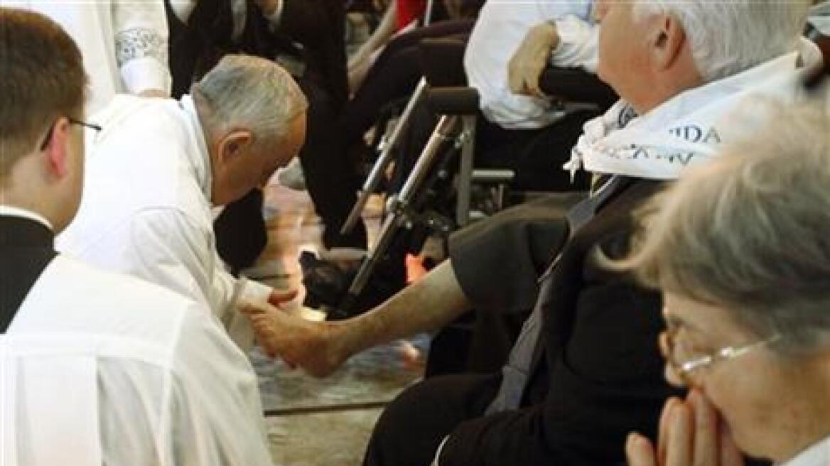 Βίντεο: Ο Πάπας Φραγκίσκος έπλυνε τα πόδια 12 ατόμων με ειδικές ανάγκες